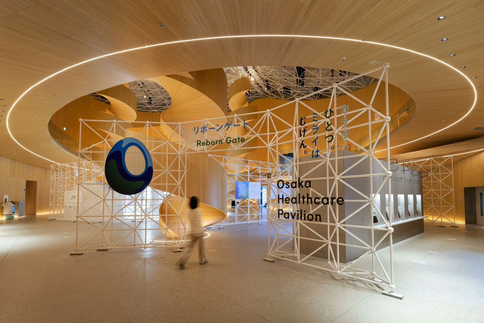 大阪世博「剪制服」惹議！　館方道歉：沒有考慮工作人員的感受