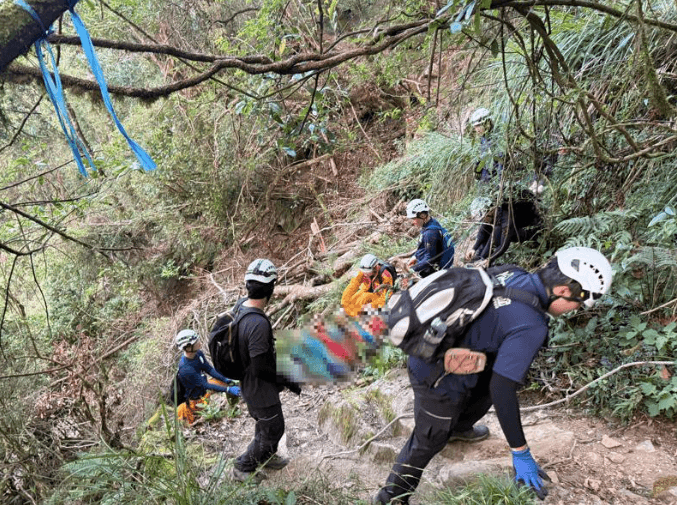 10歲童墜25公尺邊坡不能走!母冒險下切護子 5小時人力扛出