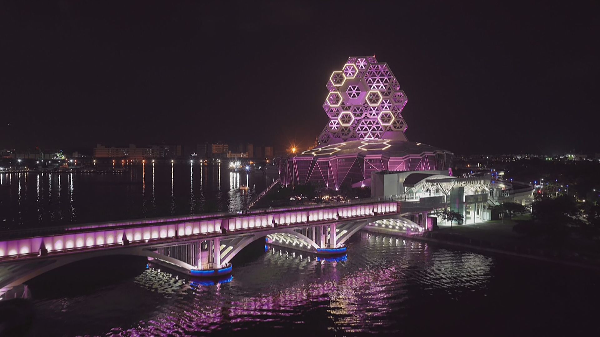 BP粉紅旋風降臨港都 全城嗨翻1/BLACKPINK今晚抵高雄 小港機場聚集大批粉絲