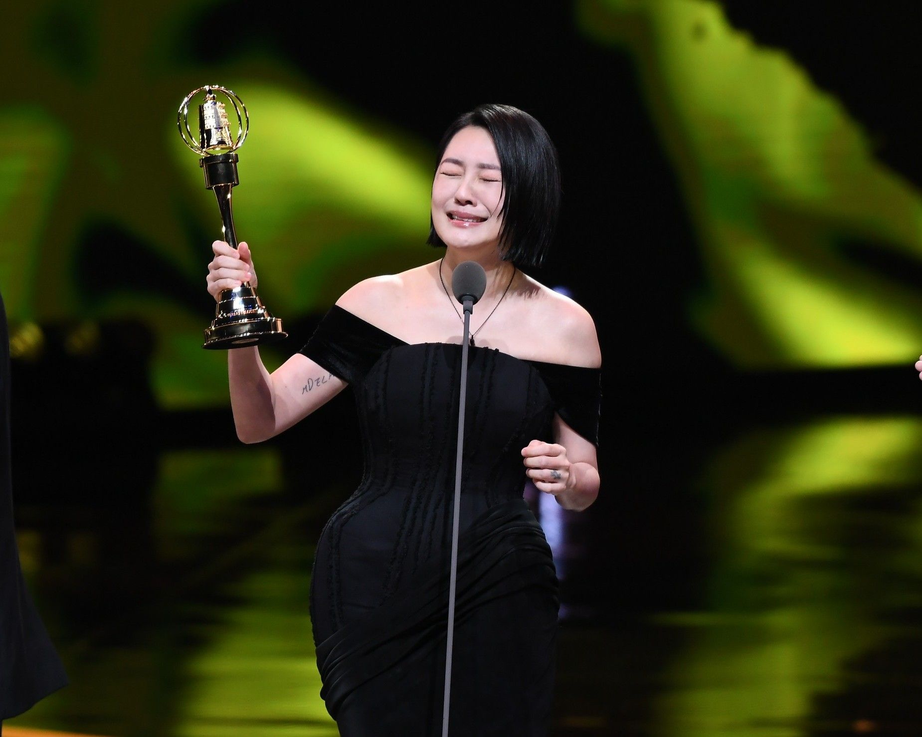 金鐘60／小S獲綜藝主持人獎　想念大S：妳不在的人生很辛苦，但我會向前走