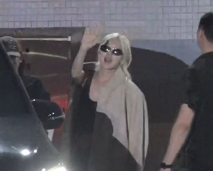 粉色旋風襲台!BLACKPINK搭500萬專機抵高雄 熱情揮手回應粉絲