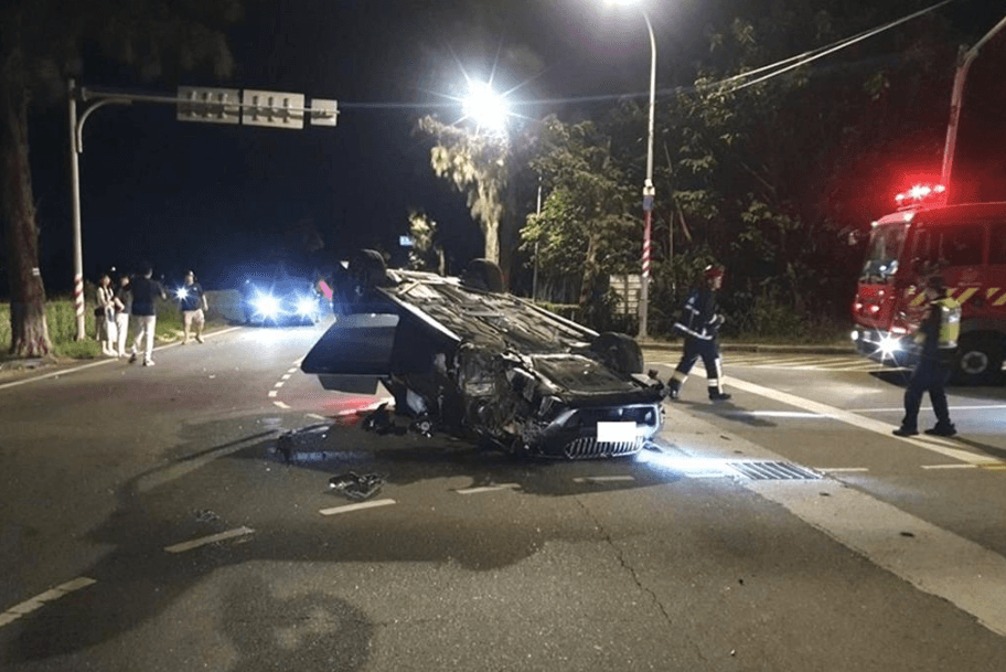 逆向超車撞死女騎士整台烏龜翻 酒駕累犯逃5小時投案遭收押