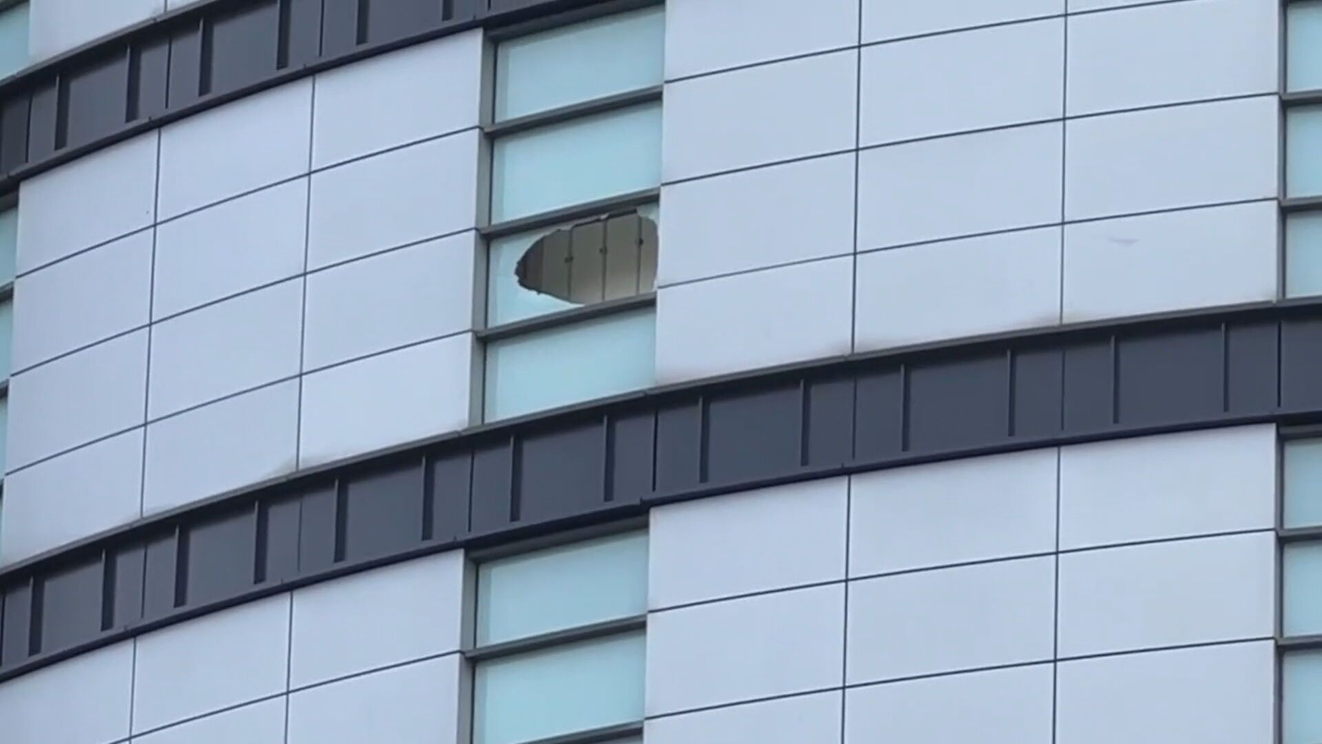 共伴強風豪雨 花蓮又有新堰塞湖2/台中新光三越外牆玻璃遭強風吹破 碎片散一地民眾嚇