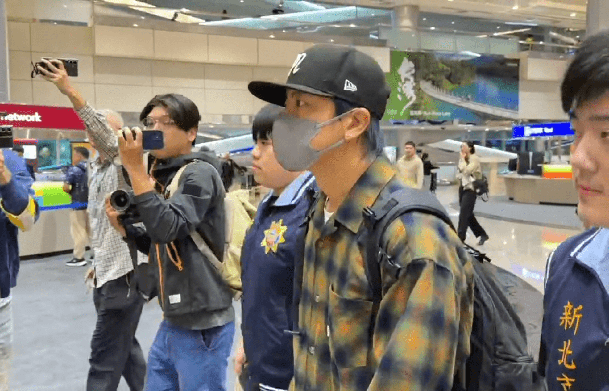 坤達涉閃兵今晨抵桃機 落地後檢警直接拘提