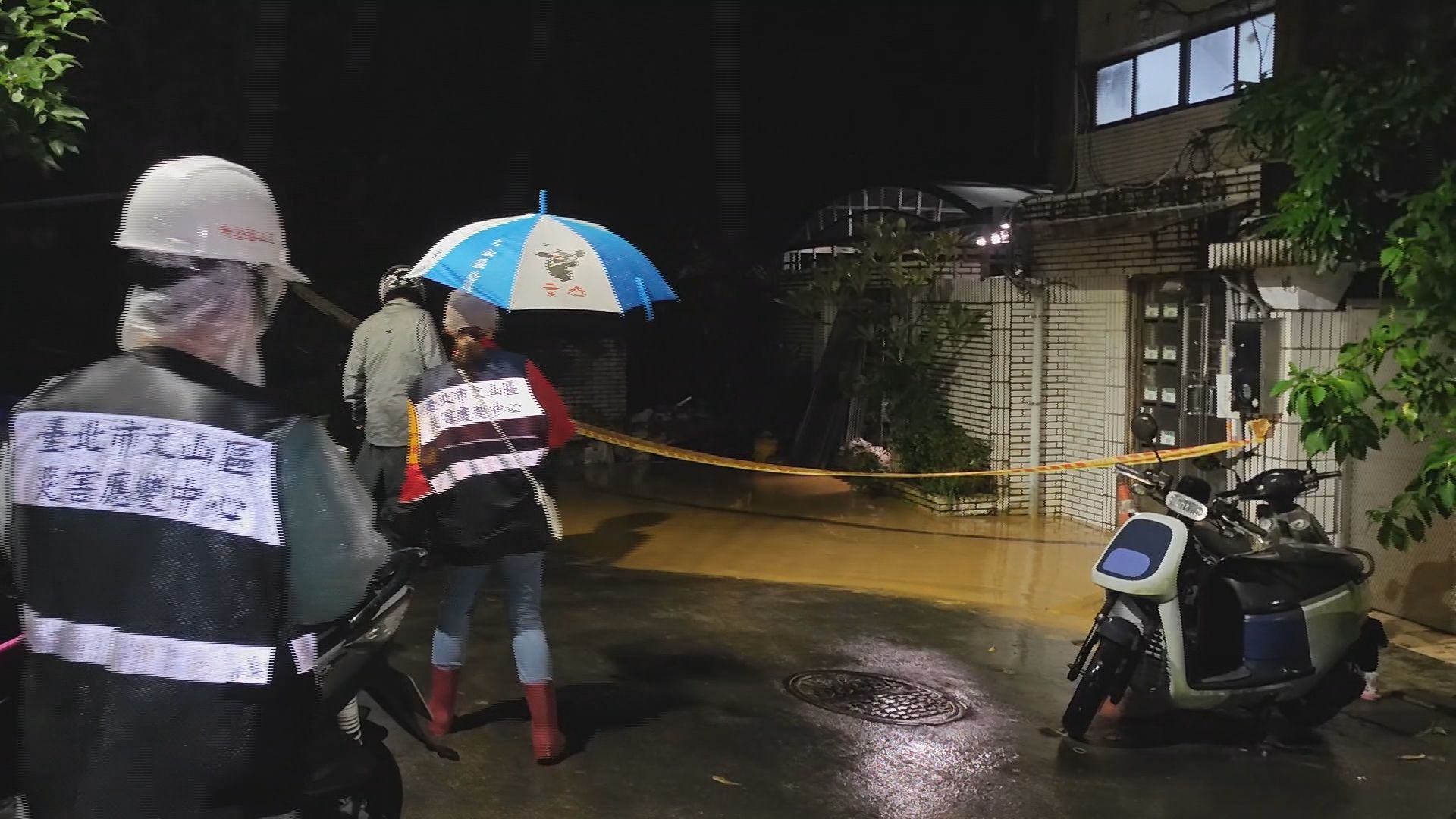 豪雨侵襲!北市文山區土石滑落 居民緊急撤離