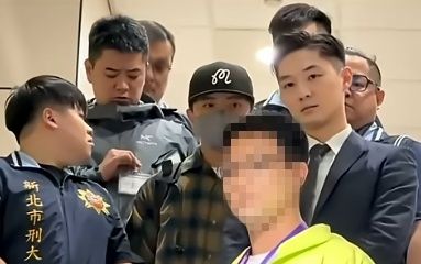 拘提坤達爆紅!「新北帥檢」粘鑫法袍照曝光 188公分站C位超顯眼