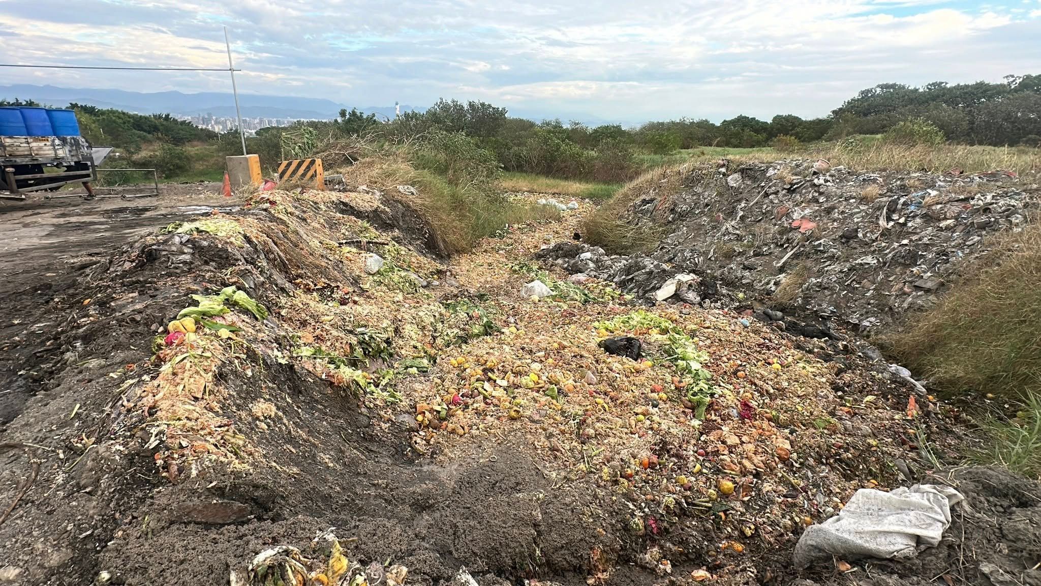 彰化豬暴斃檢疫曝 獸醫打臉中市府3/議員怒批台中市府廚餘「就地掩埋」 憂擴大污染風險