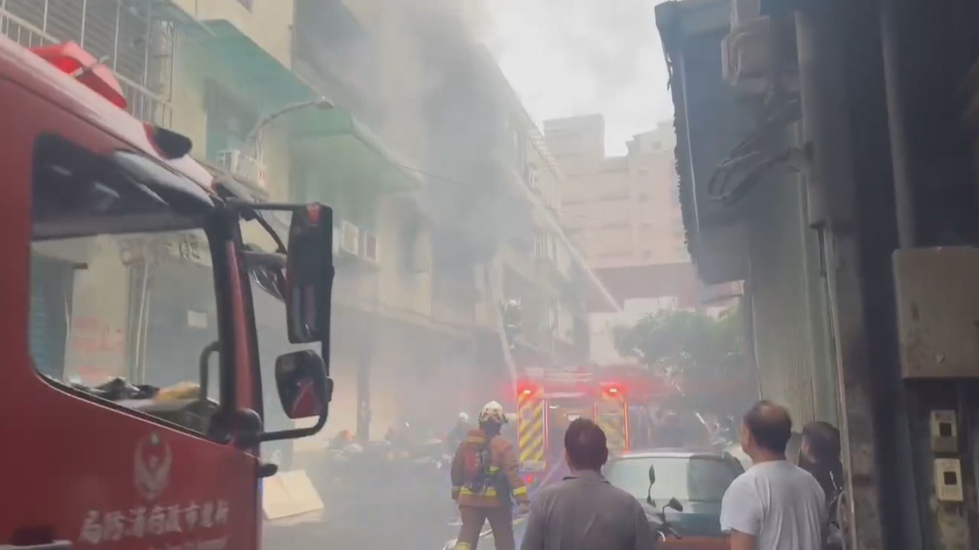 新莊民宅清晨火災　濃煙瀰漫整條街　民眾睡夢中驚逃