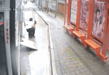 不忍身障乘客地上爬!客運司機一把抱上車 總公司將表揚善舉