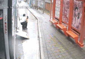 不忍身障乘客地上爬！客運司機一把抱上車　總公司將表揚善舉