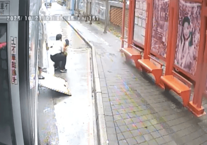 不忍身障乘客地上爬!客運司機一把抱上車 總公司將表揚善舉