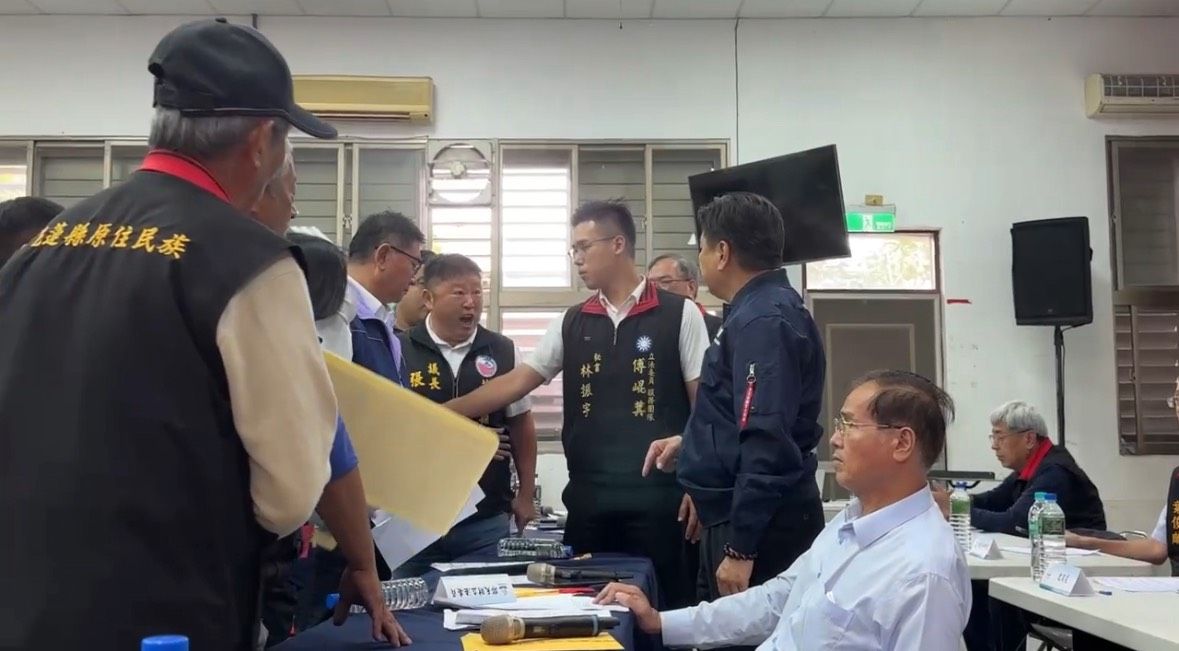 沈伯洋聲援踹桌抗議傅崐萁 張峻:那腳是替被忽視的光復人出氣