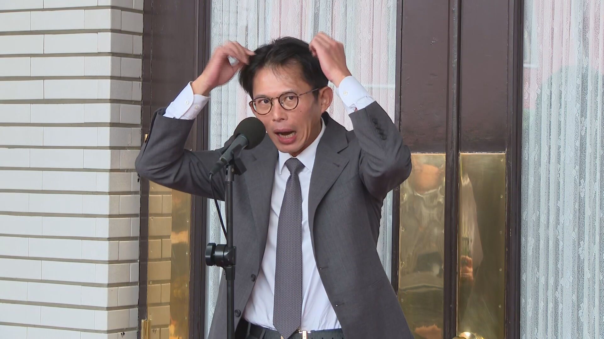 遭媒體人爆料禿頭、戴髮片 黃國昌撥髮自清:我這頭烏黑亮髮