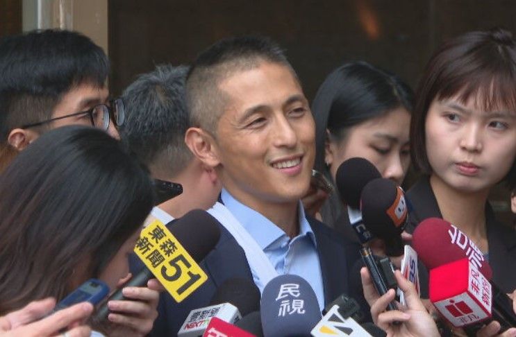 吳怡農帶肩傷遞交台北市長參選意願表 「我們一定要成功」