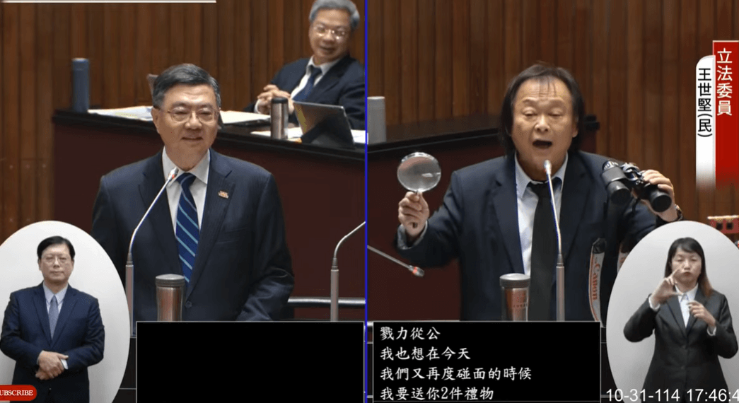 王世堅送2禮物寄語施政 盼卓榮泰高瞻遠矚、觀察細微