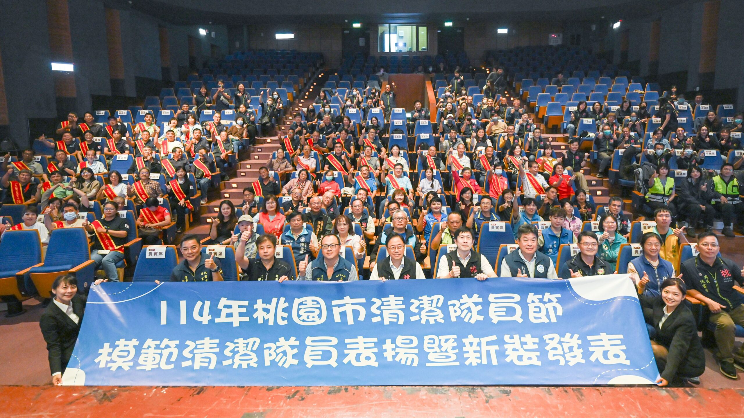 桃園清潔隊員節登場!張善政表揚模範「城市英雄」新制服亮相 d1aa0cac bb89 4b5d a69c 49fb1fab8769 scaled