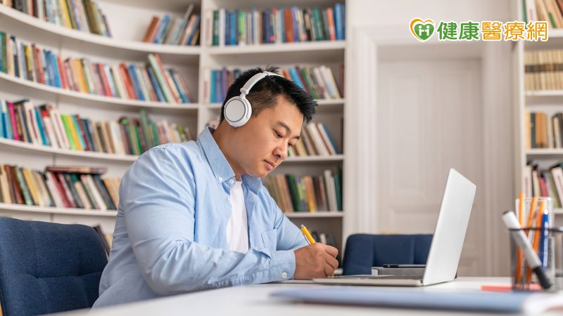 降噪耳機吃掉了你的聽力!醫警告:長時配戴恐影響聽力 籲遵守60/60原則