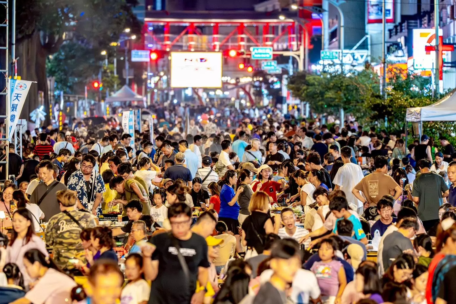 中壢萬人封街烤肉盛大登場 中秋佳節共享美食與音樂 中壢萬人封街烤肉盛大登場 中秋佳節共享美食與音樂