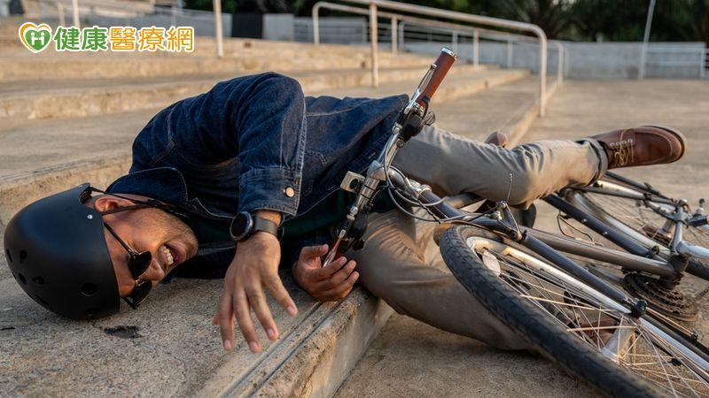 騎單車摔倒手腕隱痛三年 竟是舟月韌帶損傷引發關節炎