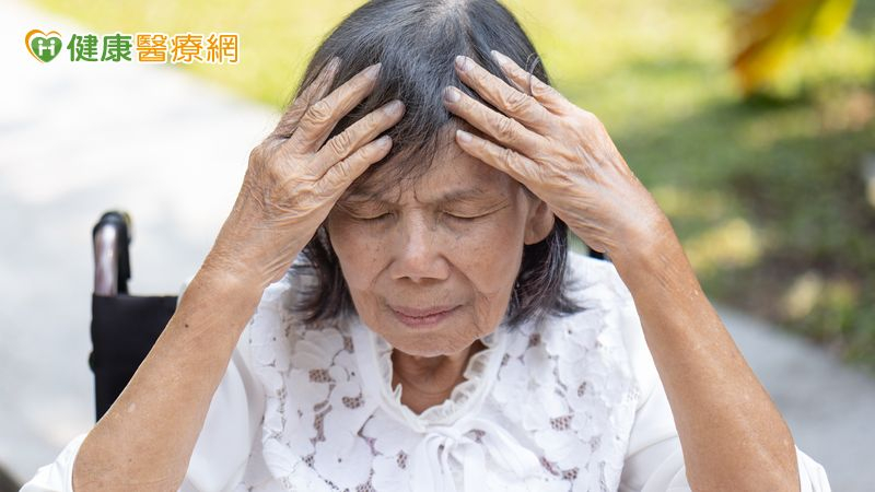 察覺老妻常健忘有異!夫陪伴四處就醫 終能就近接受新藥治療