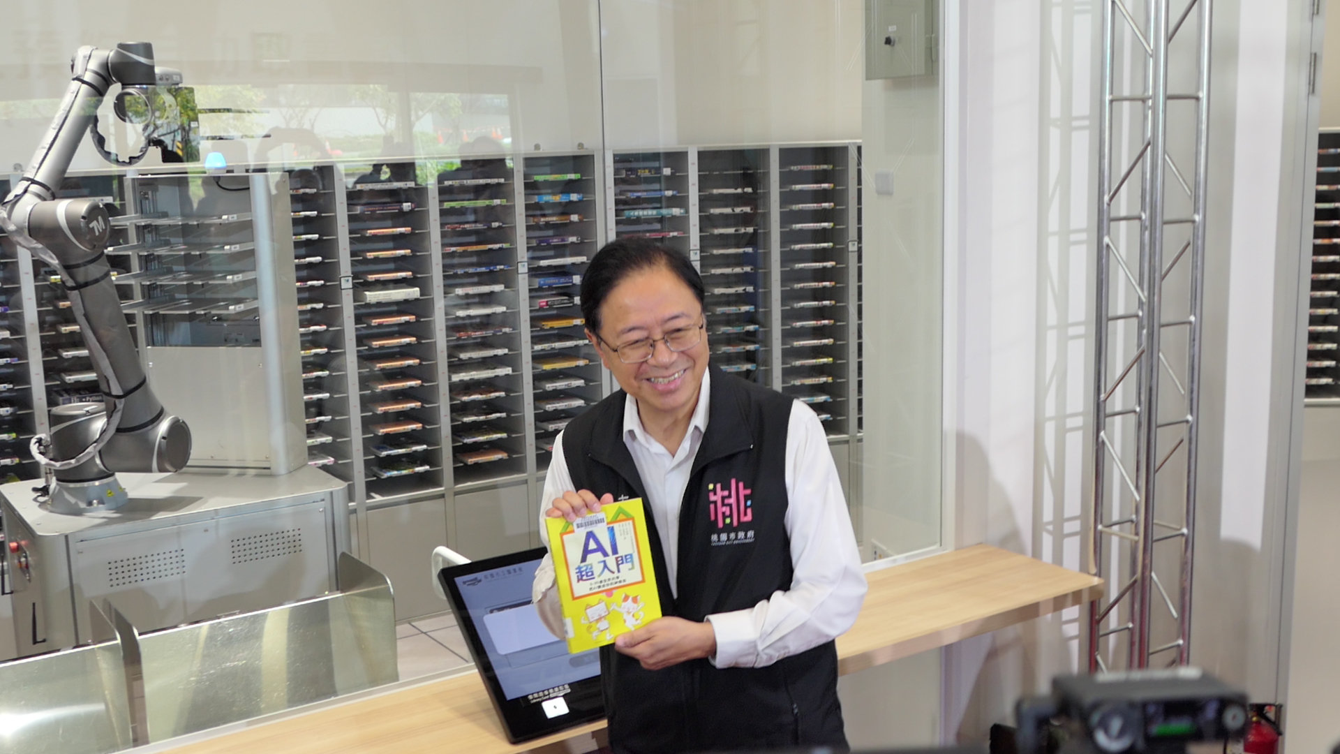 桃市圖青埔智慧科技分館正式啟用 全台首創「機器人預約自助取書區」 gs5g5