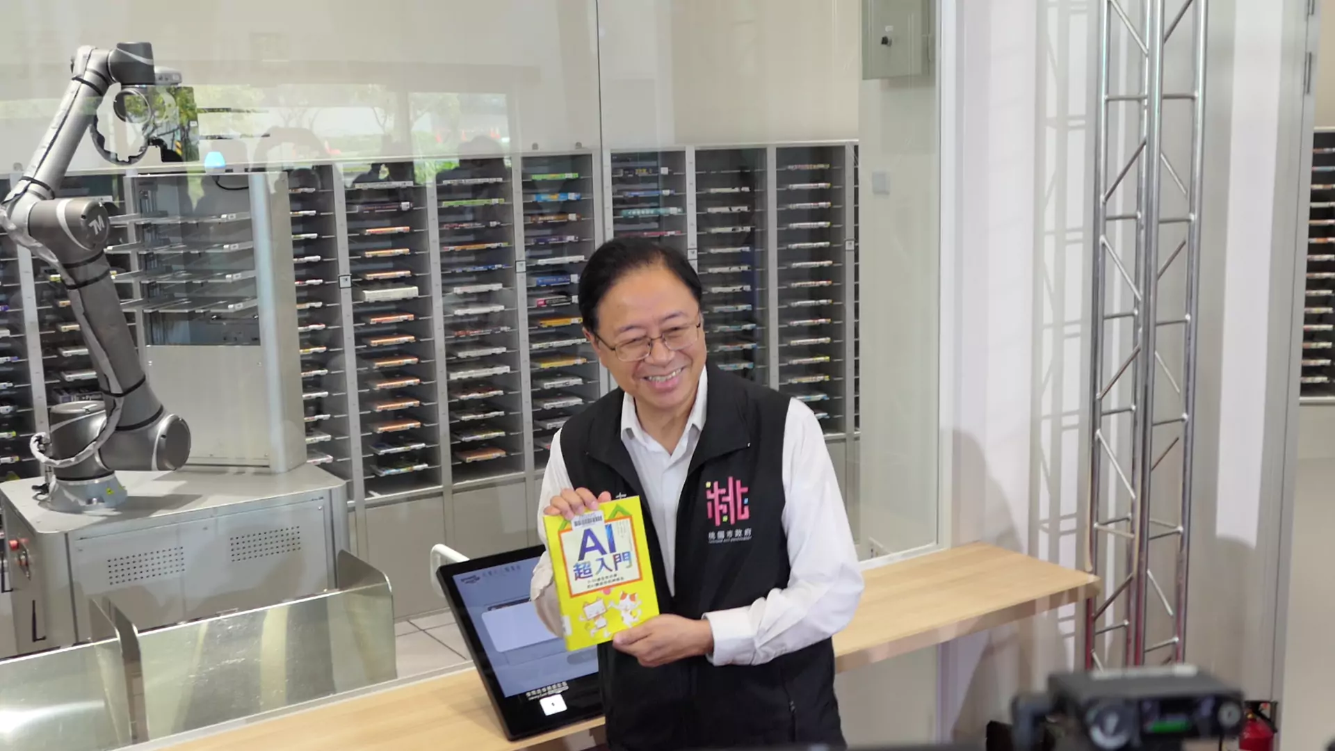 桃市圖青埔智慧科技分館正式啟用 全台首創「機器人預約自助取書區」 桃市圖青埔智慧科技分館正式啟用 全台首創「機器人預約自助取書區」