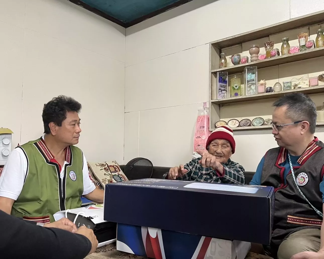 原民會關懷百歲人瑞 副主委陳義信親贈禮金 原民會關懷百歲人瑞 副主委陳義信親贈禮金
