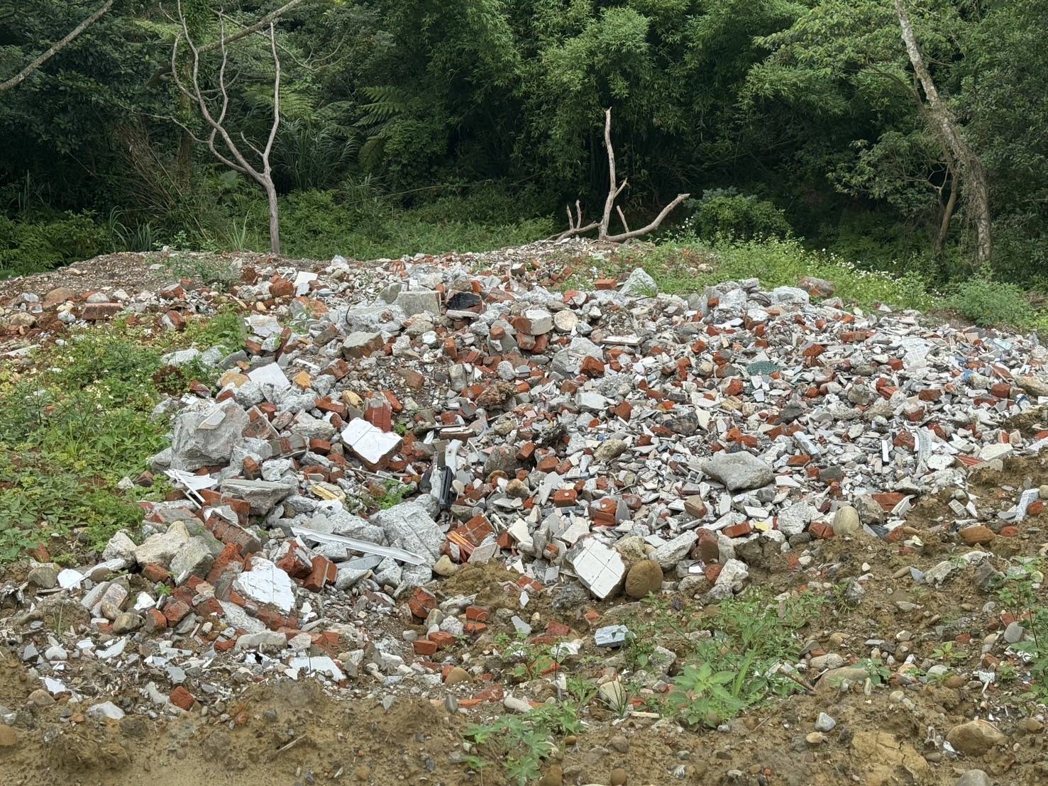 扯!桃園不肖業者亂倒廢棄物、廢土 「污泥包裝成園藝用土」販售 h5ghw6 1