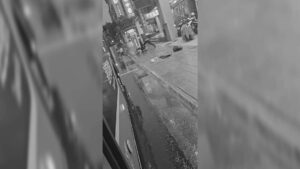 【有片】火爆場面曝!桃園客運司機、高中生街頭全武行 男學生滿臉血送醫