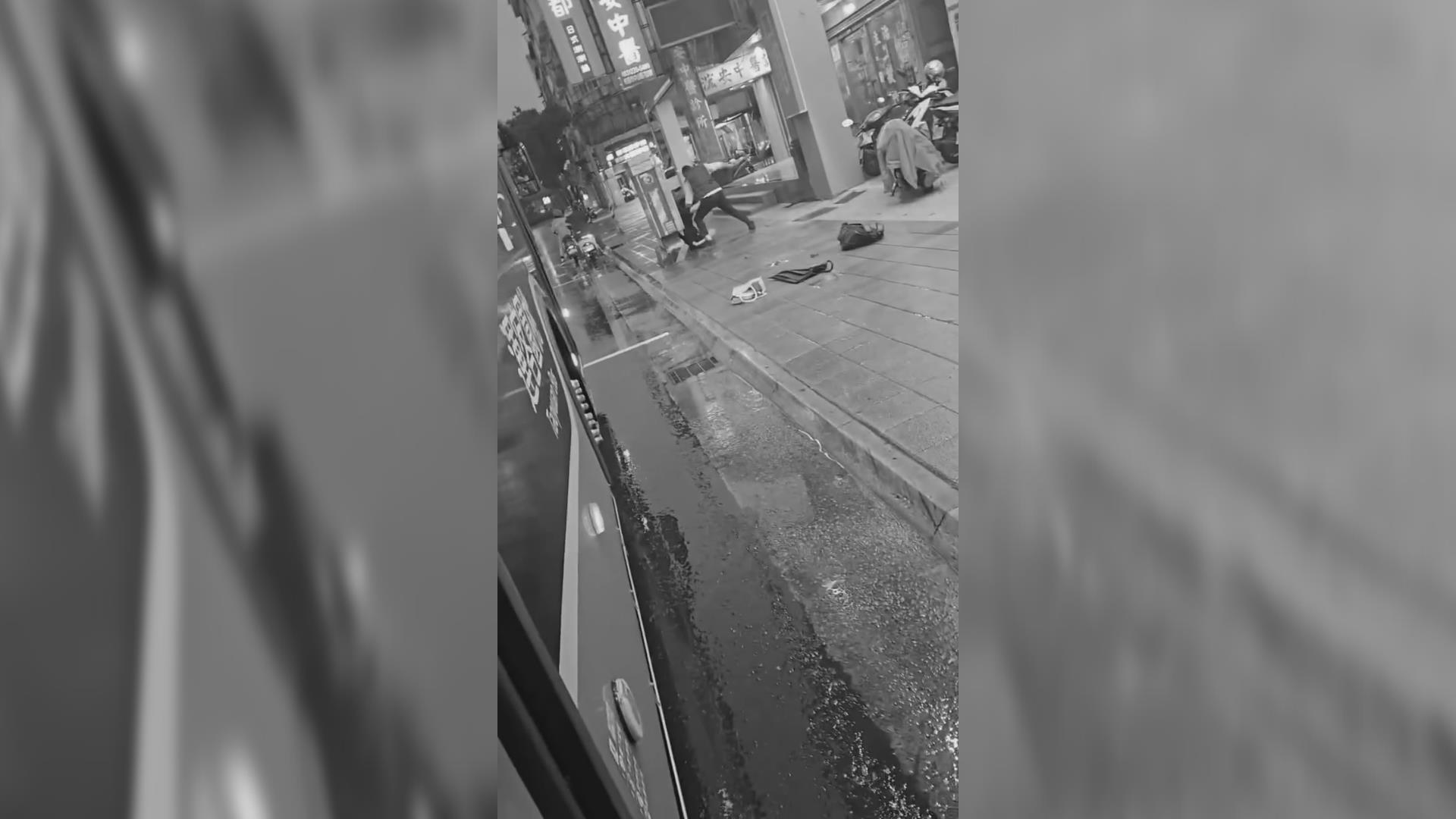 【有片】火爆場面曝!桃園客運司機、高中生街頭全武行 男學生滿臉血送醫 hedhghw