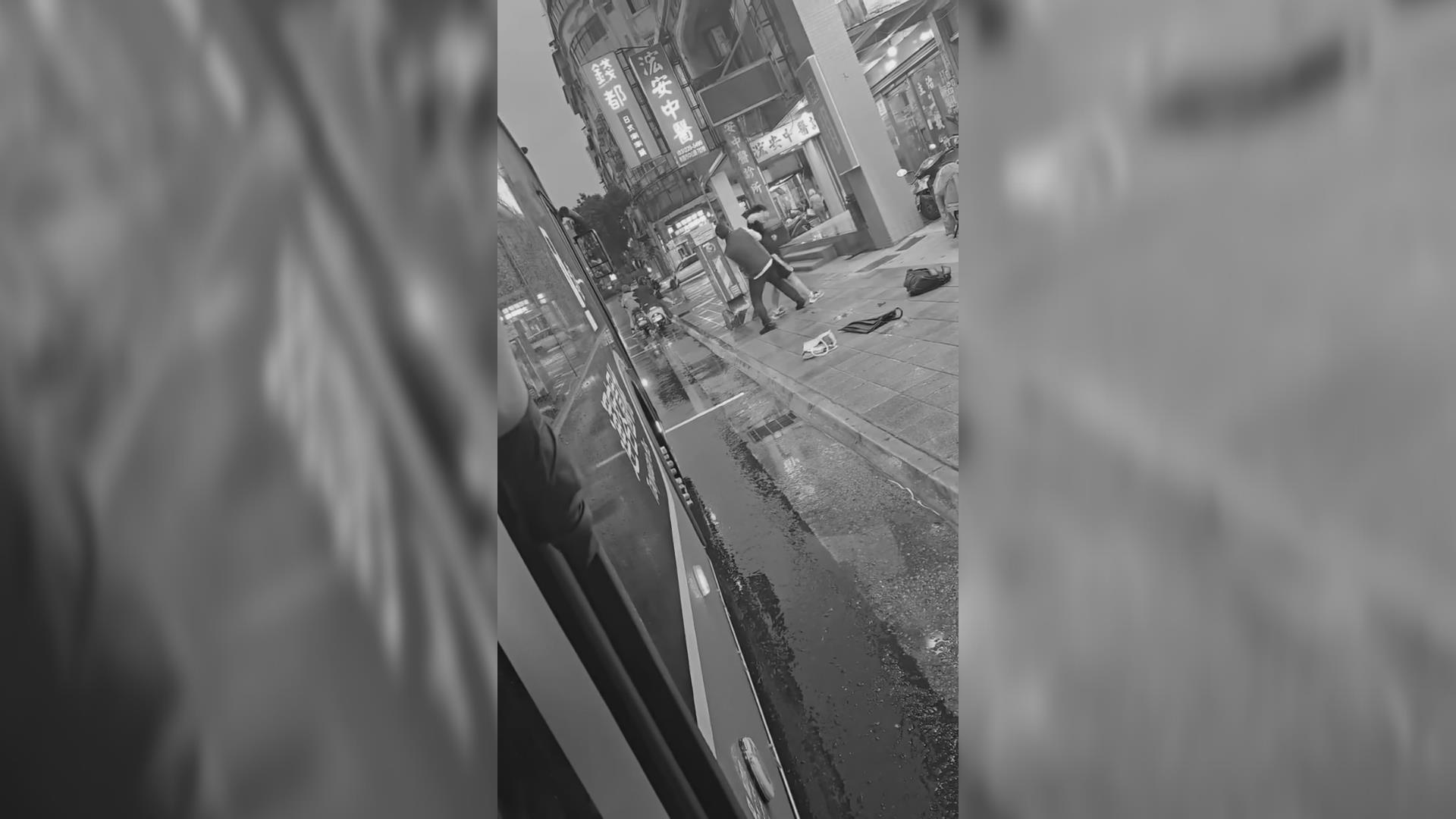 【有片】火爆場面曝!桃園客運司機、高中生街頭全武行 男學生滿臉血送醫 hehehet