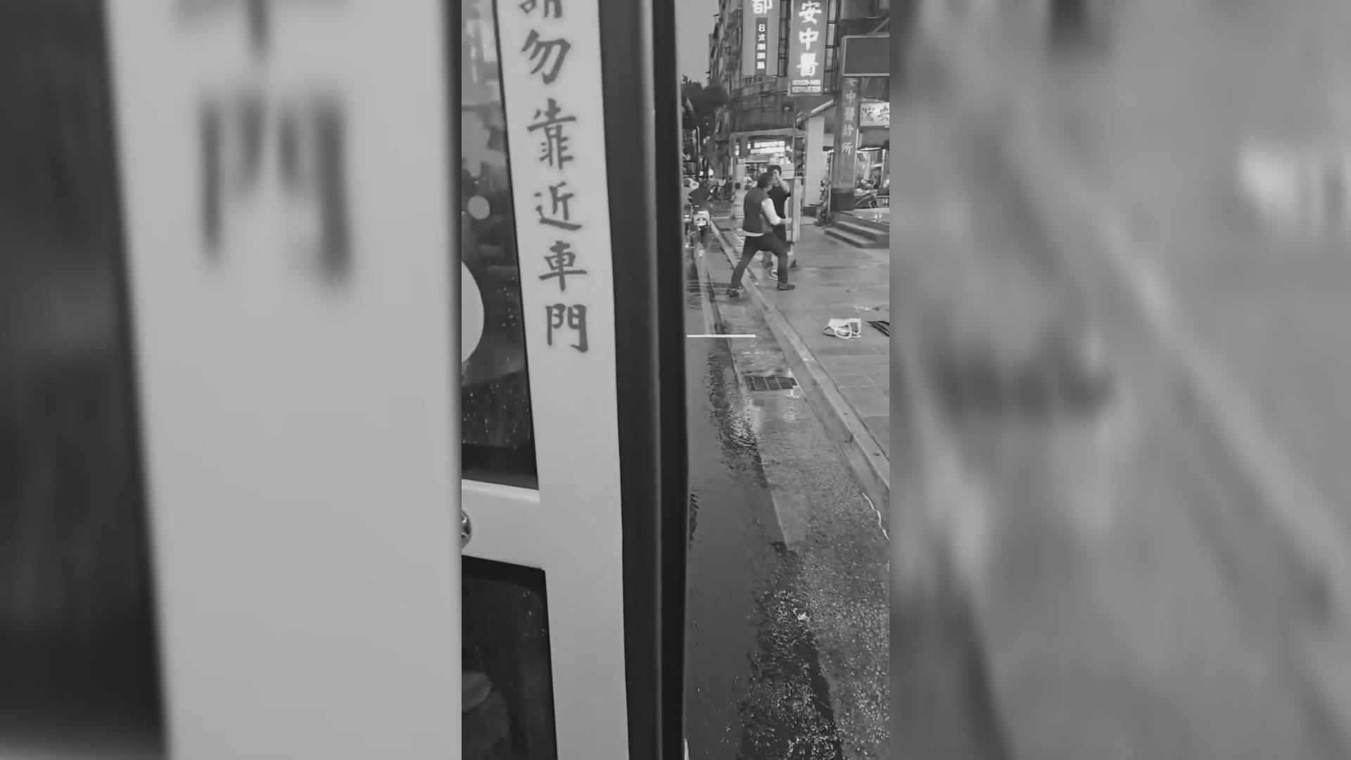 【有片】火爆場面曝!桃園客運司機、高中生街頭全武行 男學生滿臉血送醫 heyet