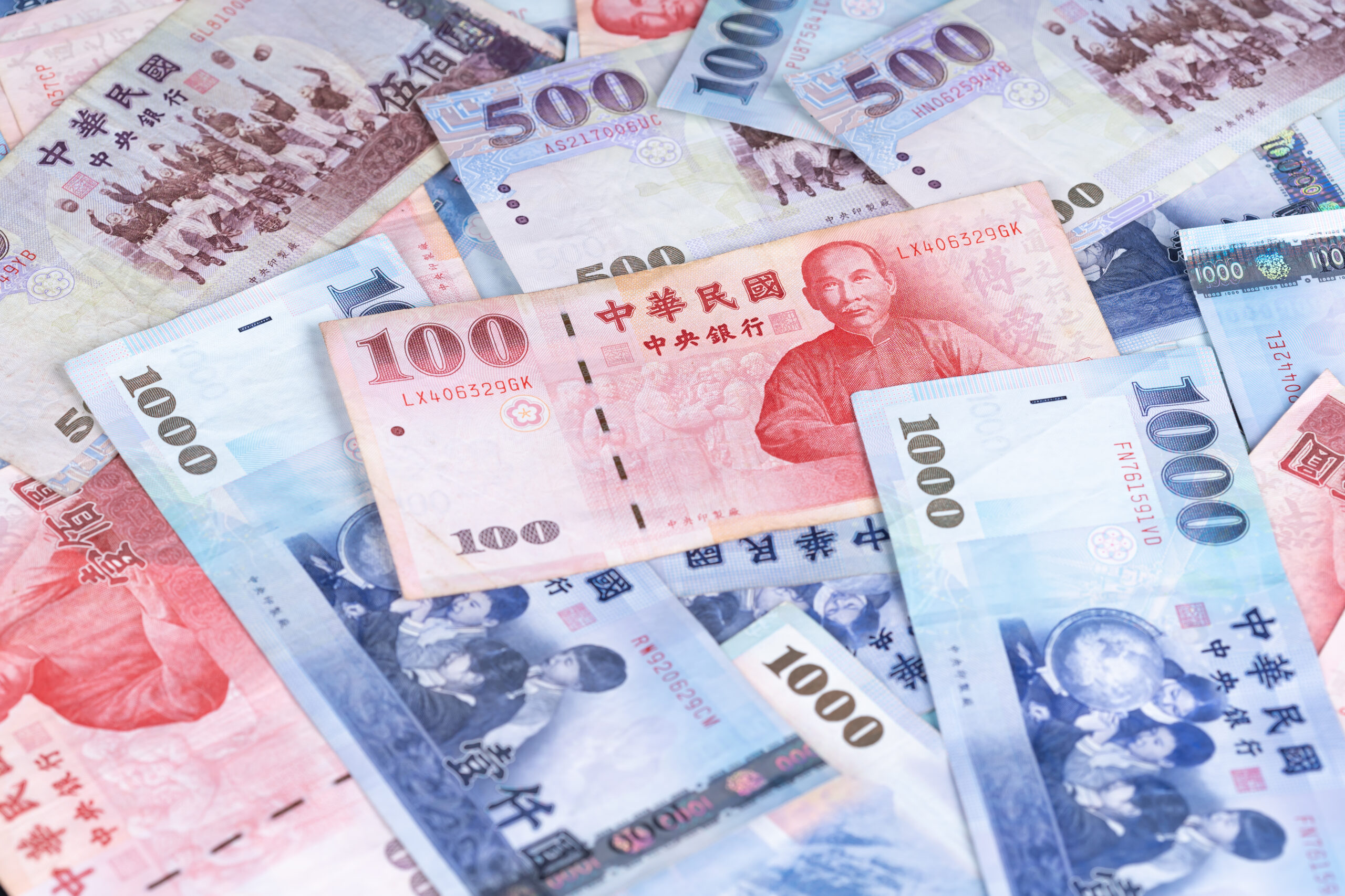 普發一萬「13歲以上」無法由家長代領 數位部說明原因 new taiwan dollar banknote scaled