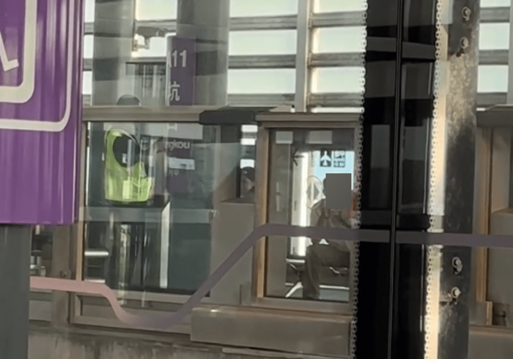 扯!桃園機捷月台吸菸、嚼檳榔不聽勸 阿伯挨罰1500元