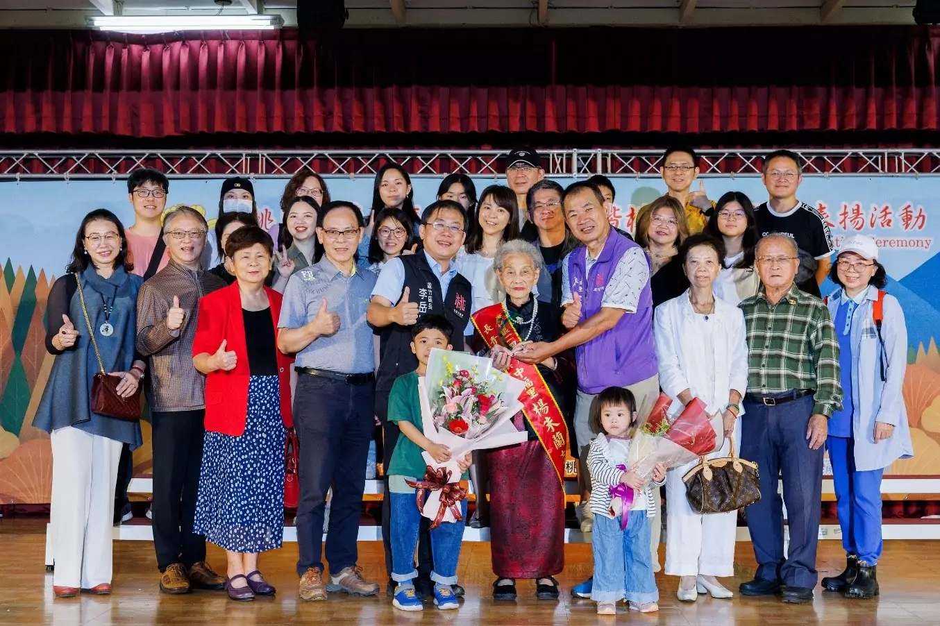 蘆竹近百歲阿嬤一生樂於助人 獲頒長青楷模 蘆竹近百歲阿嬤一生樂於助人 獲頒長青楷模