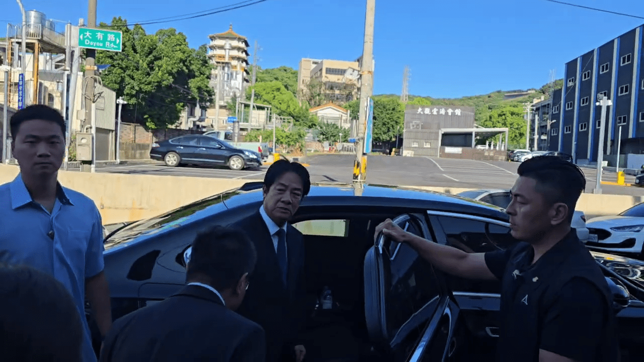 桃園挖土機超人傷口感染送醫不治 賴清德親赴靈堂捻香 vlcsnap 2025 10 07 15h40m51s816