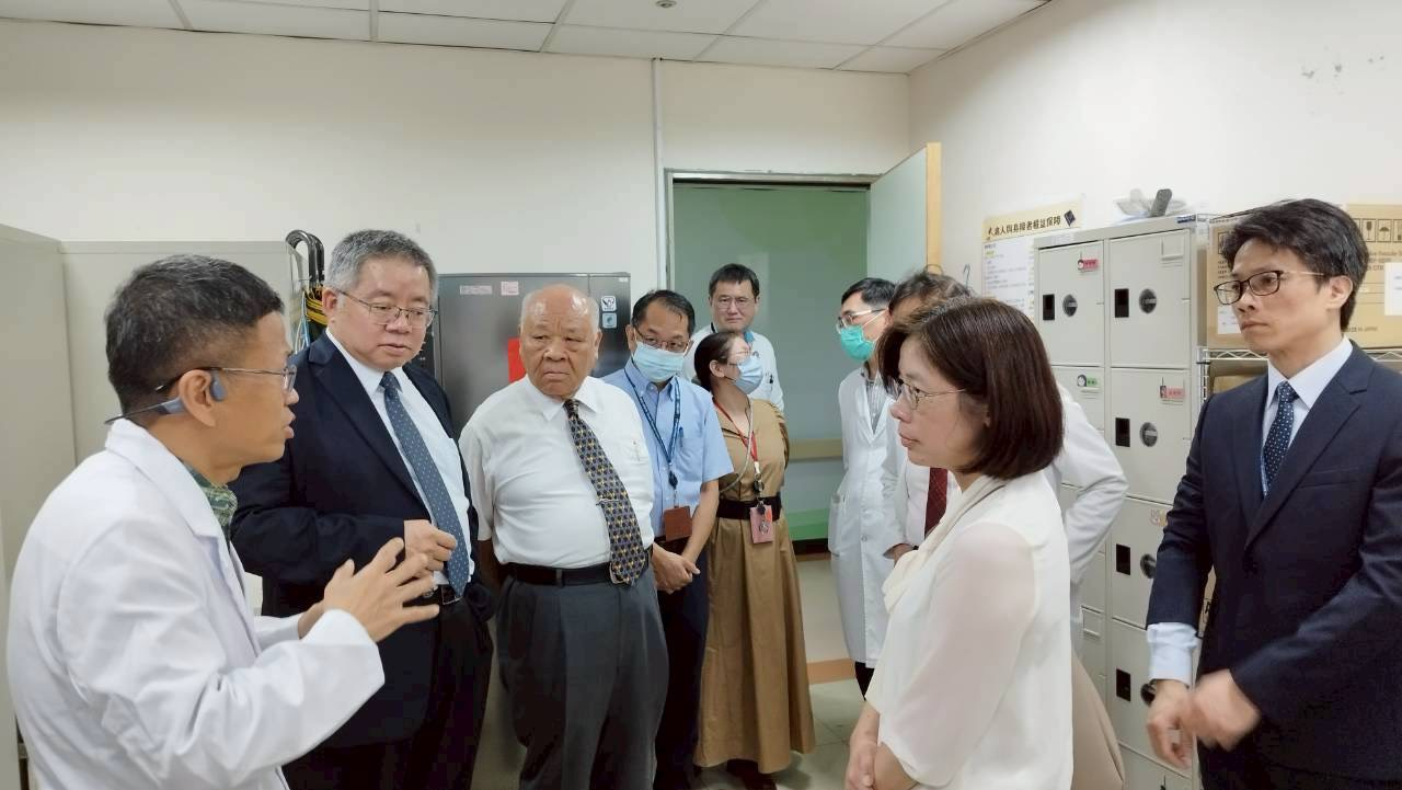 桃檢攜手桃療推動毒品戒癮治療 展現柔性司法精神 圖2、成癮治療科吳坤鴻主任介紹美沙冬取藥流程。 0