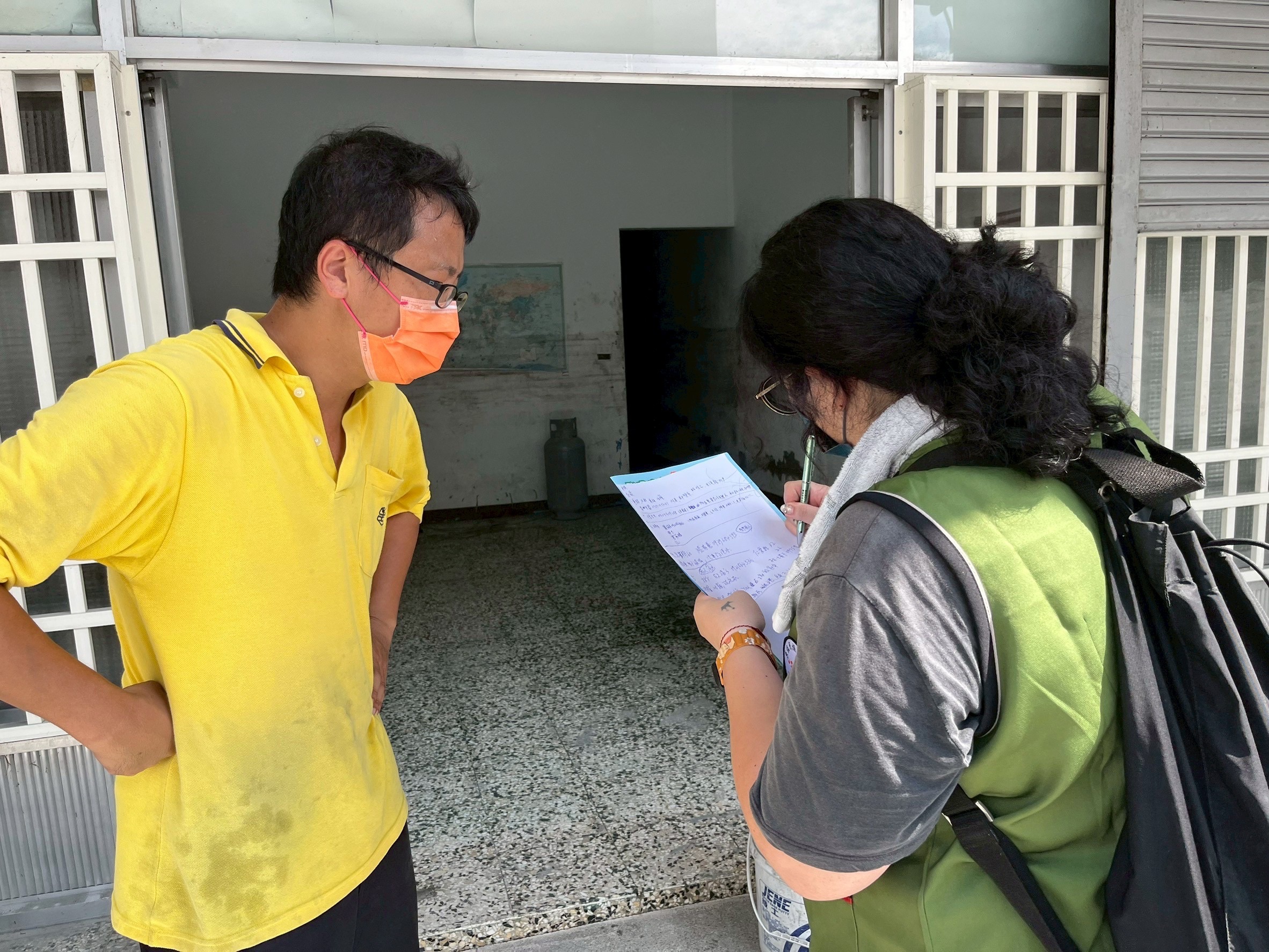 圖片三、原民會部落關懷小組主動到宅關懷、慰問、協助申請臨時工與福利救助