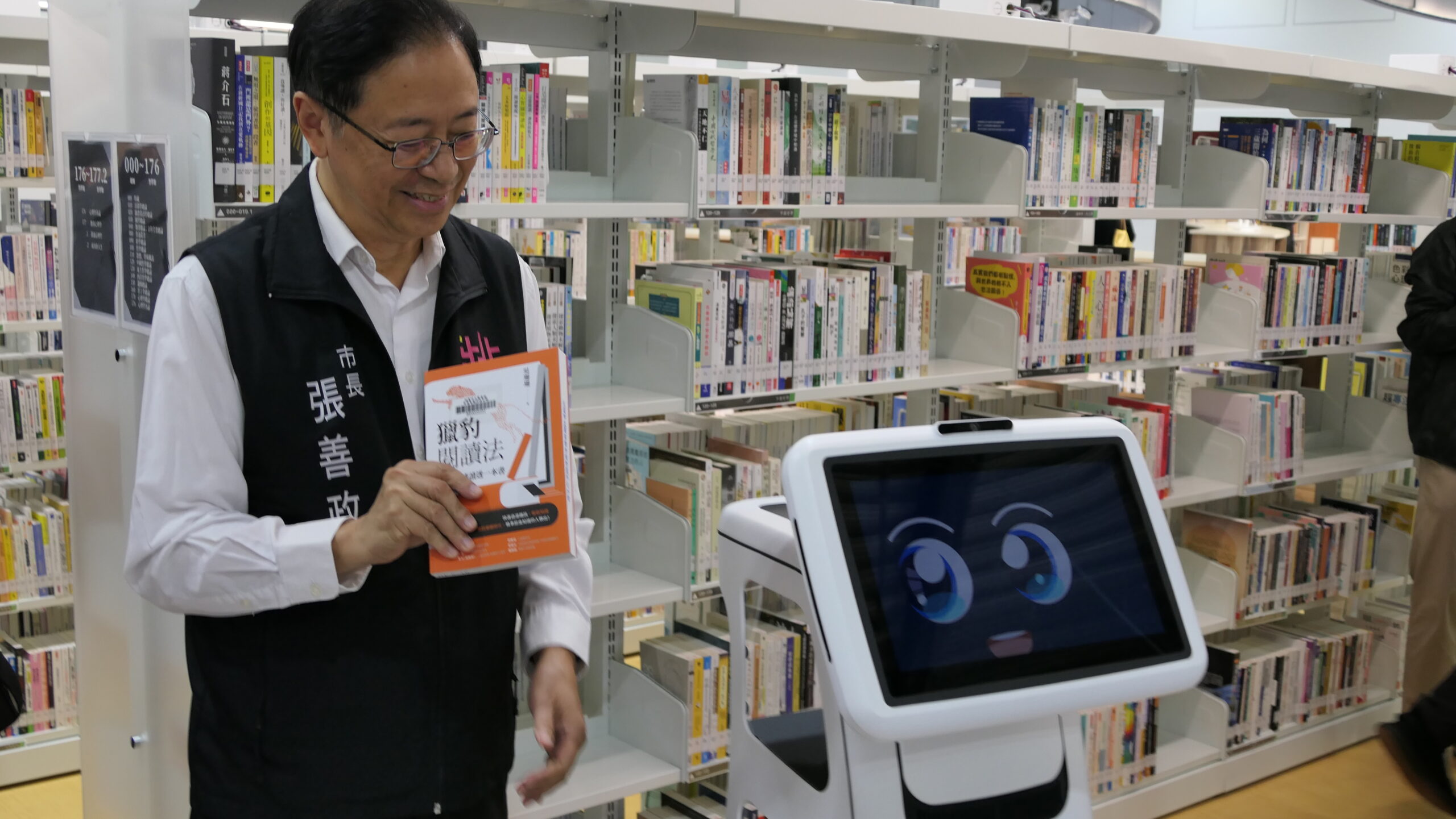桃市圖青埔智慧科技分館正式啟用 全台首創「機器人預約自助取書區」 小書僮導引機器人 0 scaled
