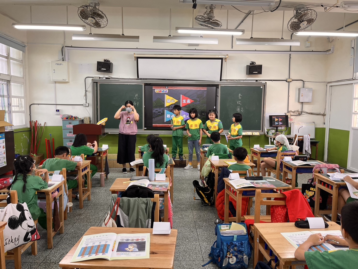 廣興國小03 中年級情緒大秘密運用真實表情臉譜認識生活中常見的情緒及相關事件。 0 0