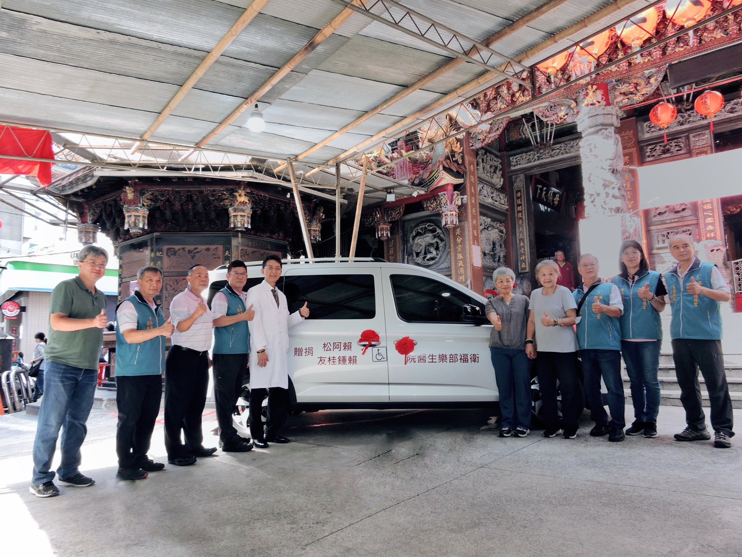 樂生醫院獲贈長照專車，王偉傑院長左510月30日來到後港昭德宮，感謝廟方的促成，也謝