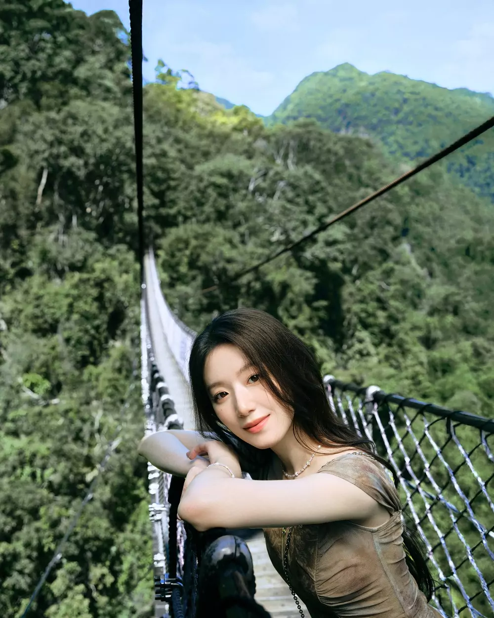 韓團i-dle「台灣女兒」舒華擔任桃園觀光大使 10/15起推出限量小卡 舒華為拍攝觀光廣告首次來到小烏來天空繩橋 0