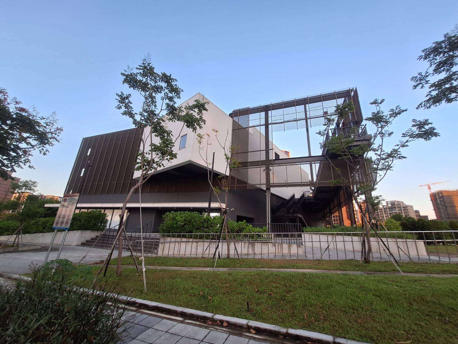 青埔智慧科技分館設於「亞矽IoT展廳」內，鄰近桃園國際棒球場及A19桃園體育園區站，交通便利。