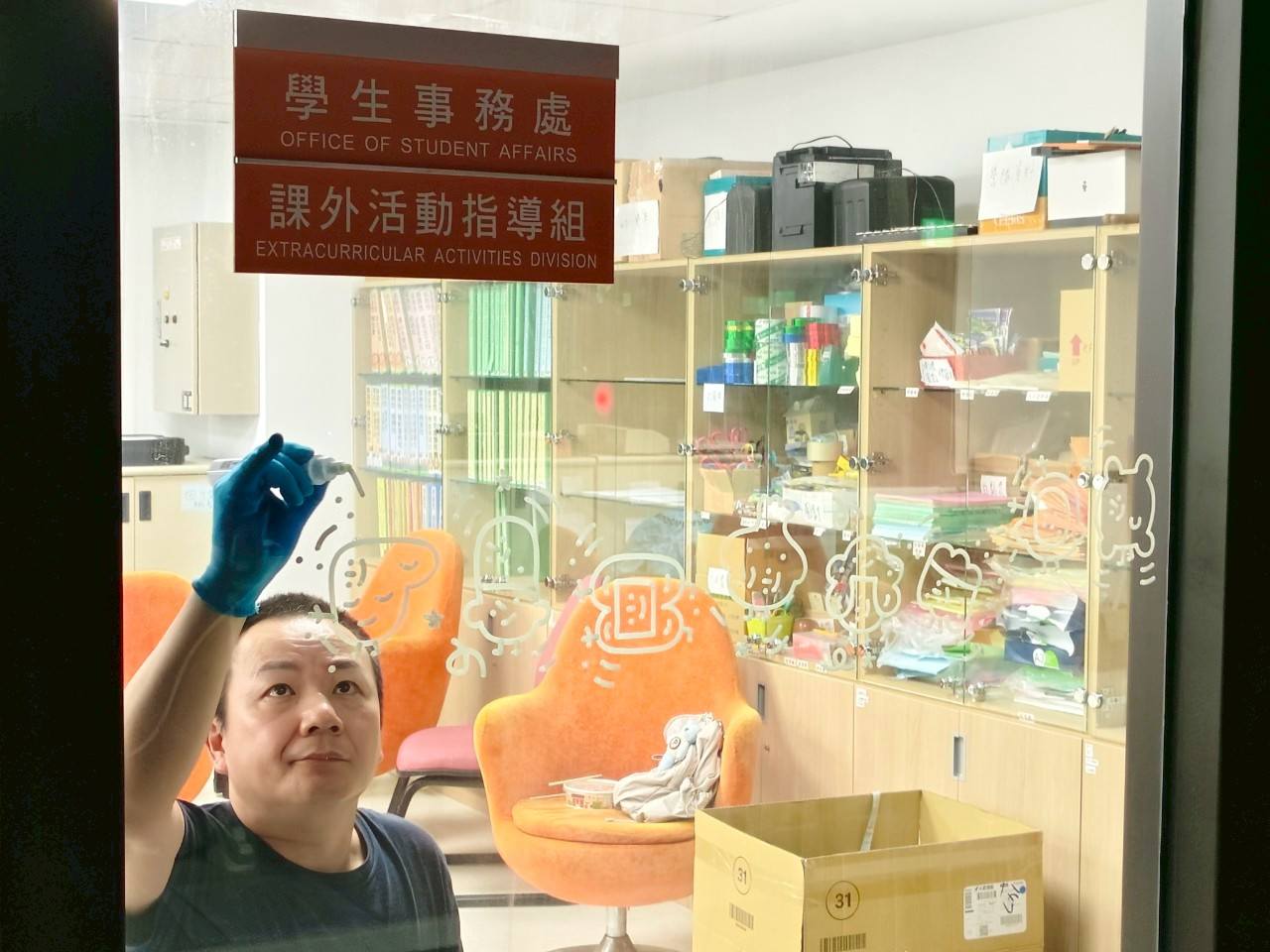 日本知名藝術家大石曉規來台 攜手長庚科大推動「微笑符號點亮校園」 圖說三 0