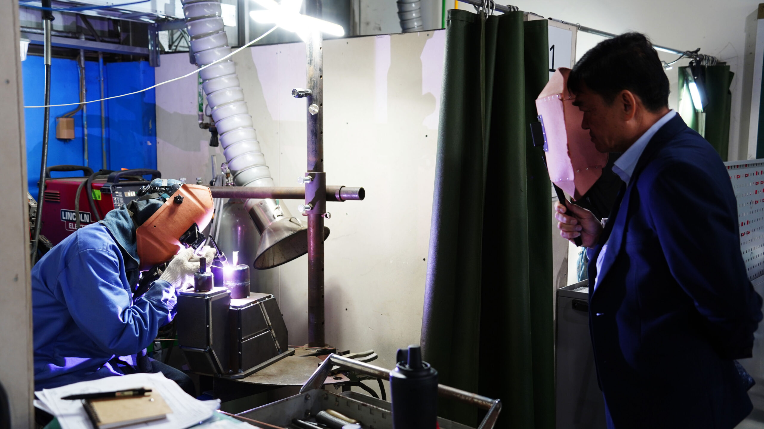 柬埔寨教育局長參觀焊接課程 scaled