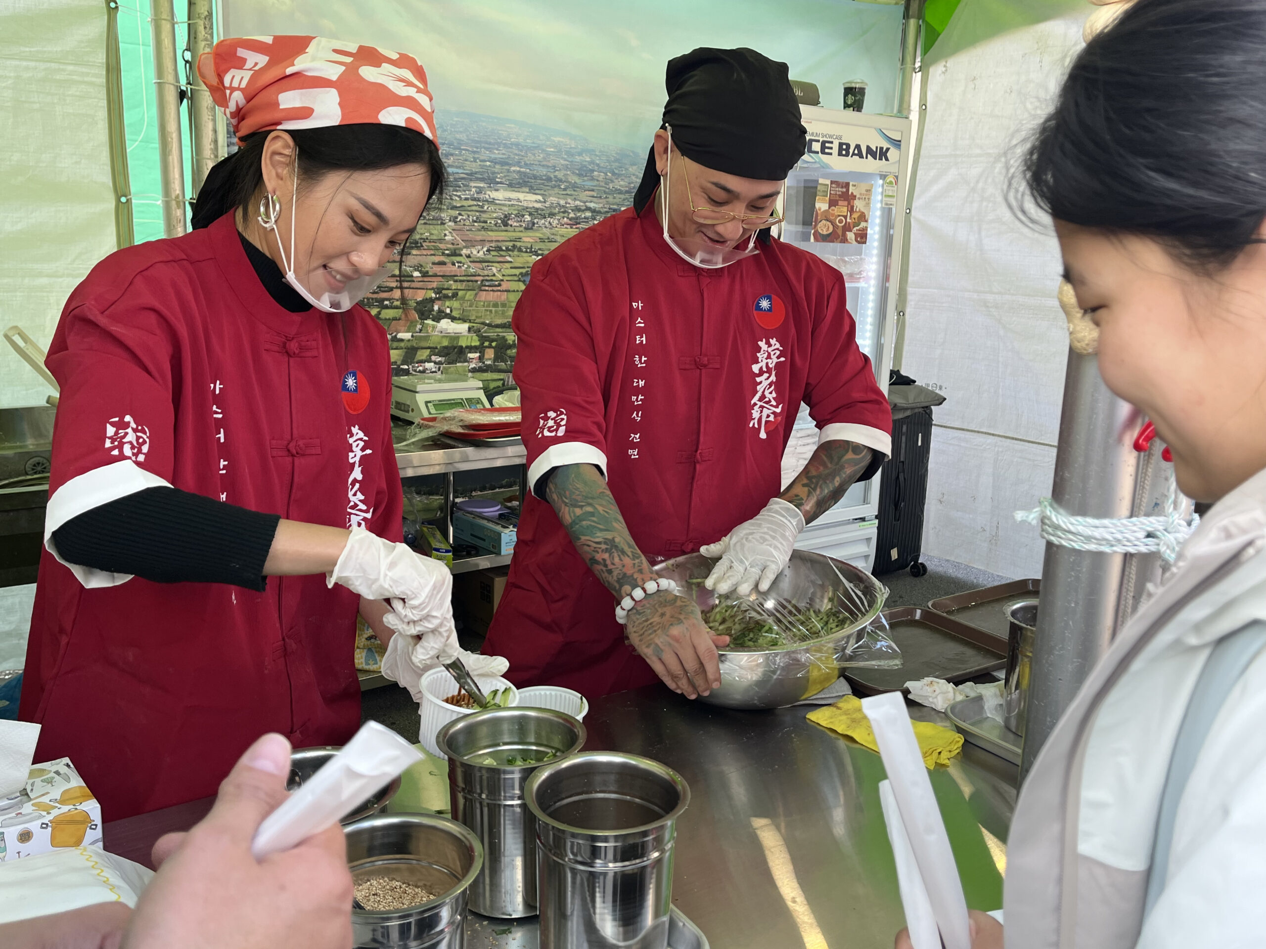 桃園連3年參加韓國龜尾拉麵慶典 傳遞台灣經典好滋味 韓老爺廚師現場烹調中 scaled