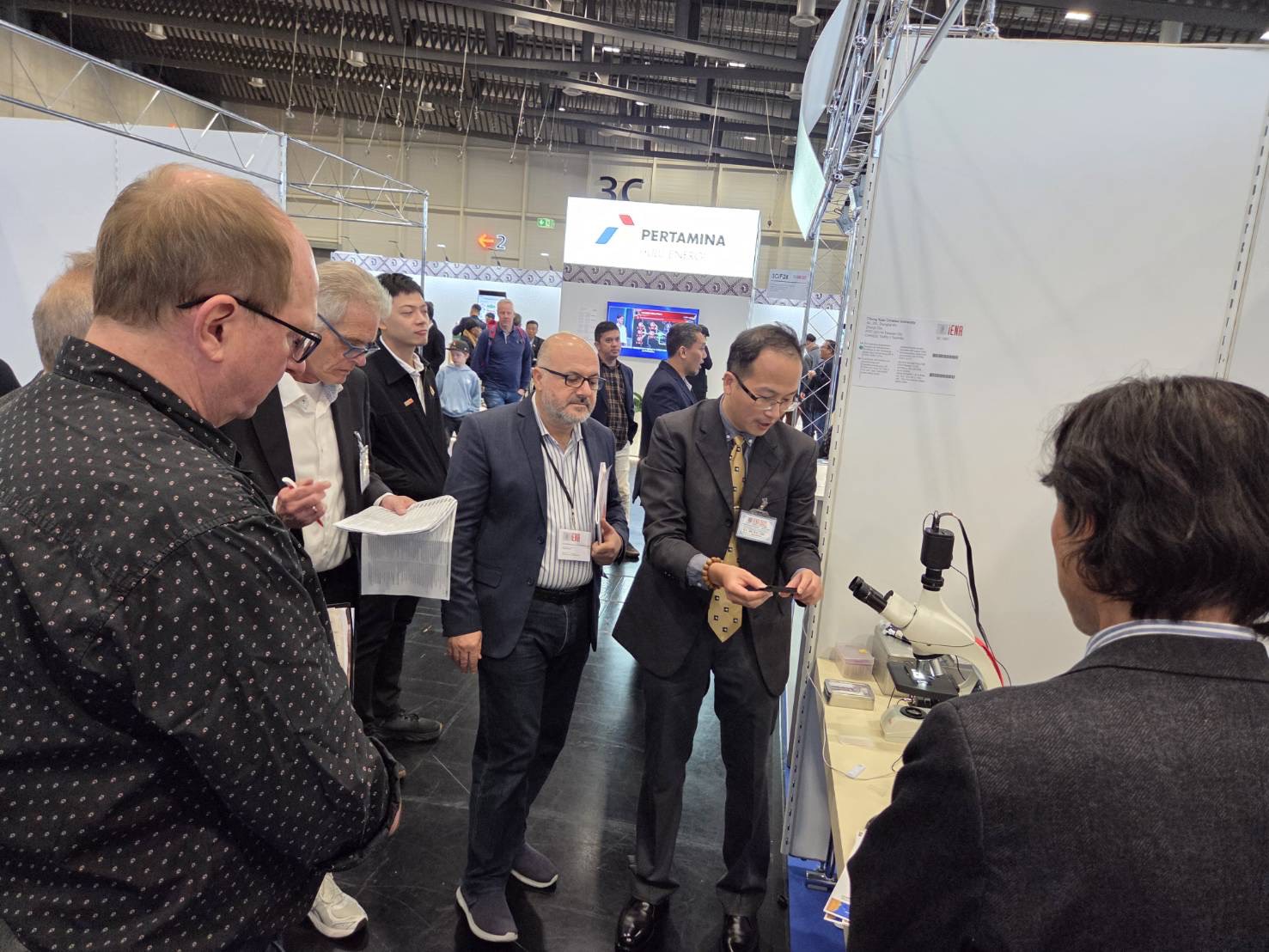 中原大學教授發表「可視化奈米顯微鏡」專利技術 獲紐倫堡國際發明展金牌肯定 03 中原大學醫工系林政鞍向國際評審團介紹「可視化奈米顯微鏡」台美專利技術,展現台 0