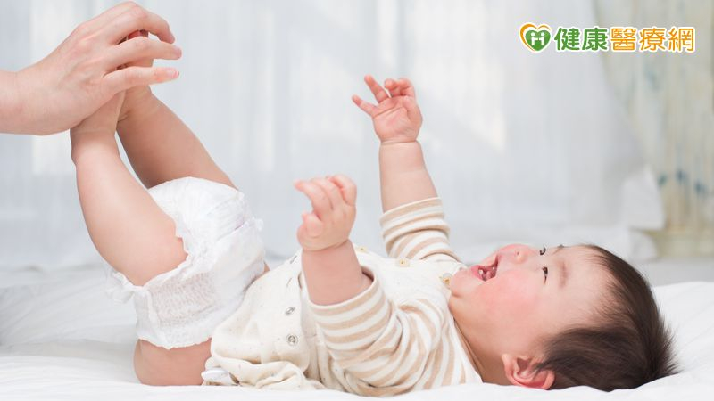 孩子換尿布有咔嗒怪聲?醫:恐是髖部問題 及早發現避免終生跛行