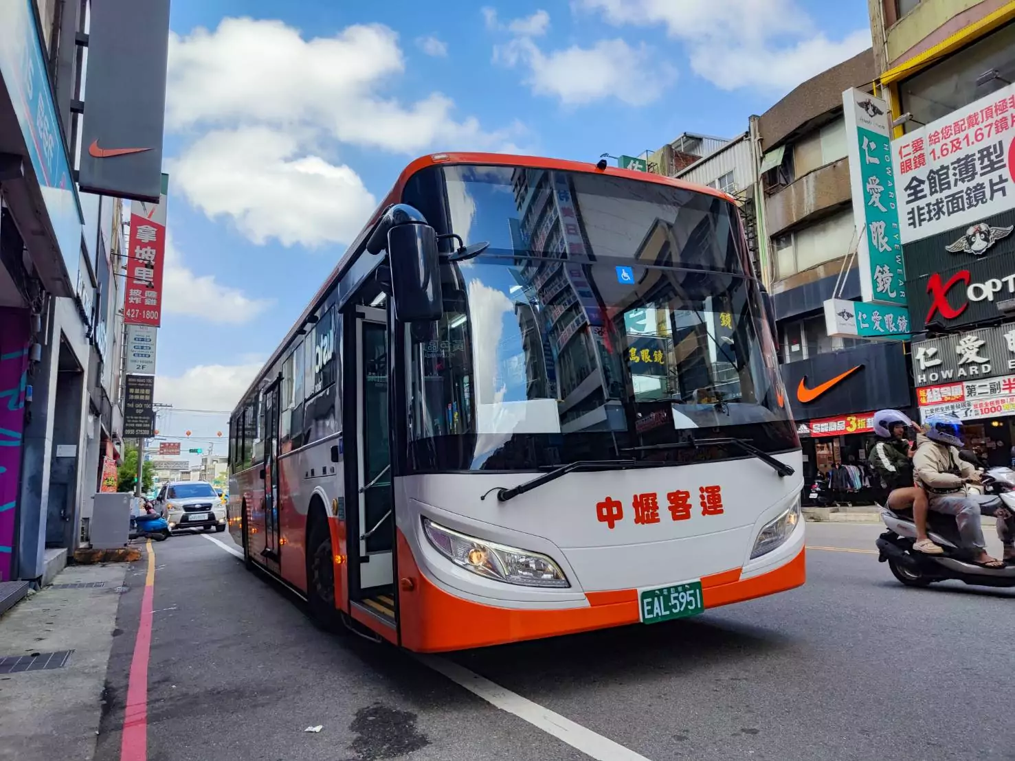 桃園市區公車全面開啟頭燈行駛 強化指差確認提升行車安全 桃園市區公車全面開啟頭燈行駛 強化指差確認提升行車安全