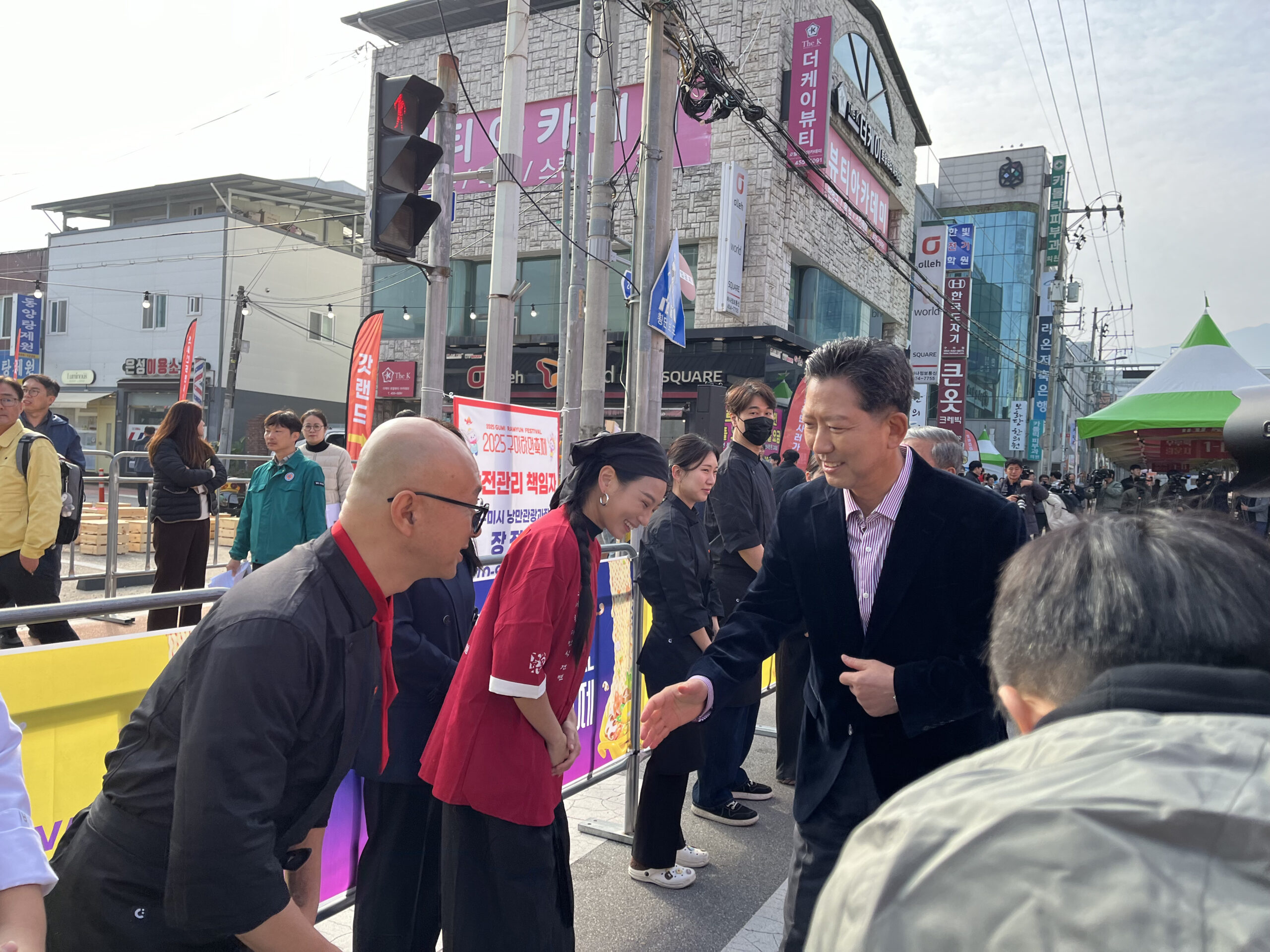 桃園連3年參加韓國龜尾拉麵慶典 傳遞台灣經典好滋味 11月7日開幕式,龜尾市長金璋鎬與本市攤商代表致意 scaled